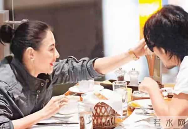 谢霆锋张柏芝离婚13年神同步！香港火灾捐款曝光惊人默契！