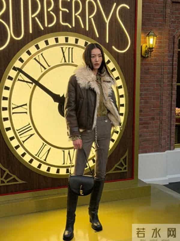 国际超模刘雯逆天大长腿好夸张！魔鬼身材性感火辣