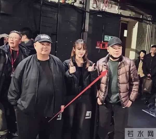 台上光鲜台下普通？岳云鹏伦敦私服照曝光，秋衣配羽绒惊呆粉丝！