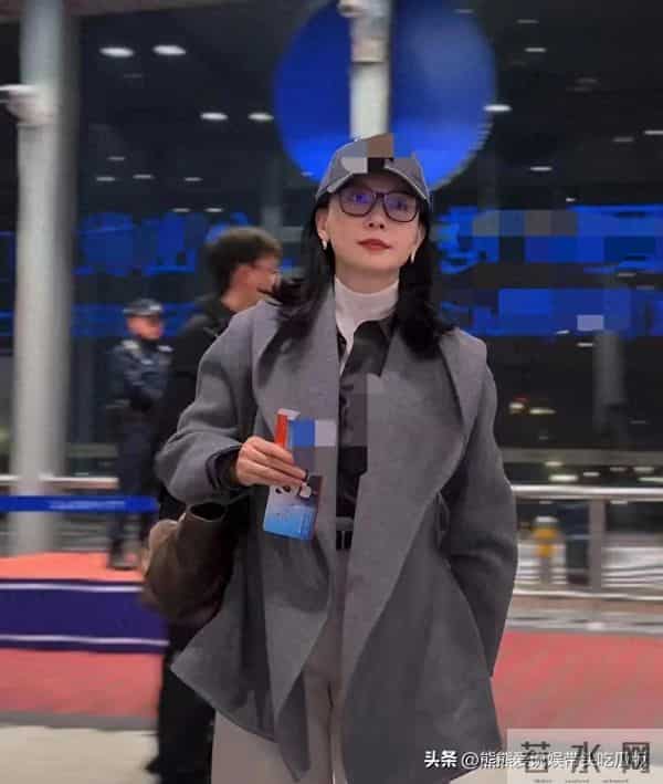 陈数真是中年女人的穿搭标杆！灰色短大衣+裤子+棒球帽 时髦又高级