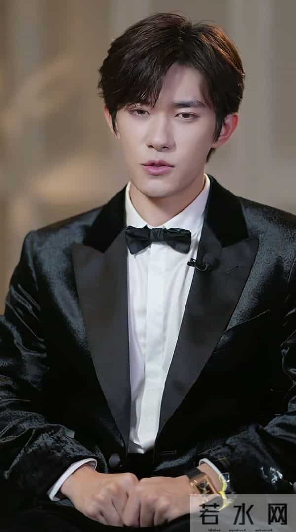 易烊千玺抬头的那一瞬间，好像看到了星爷的影子，一样的孤独感