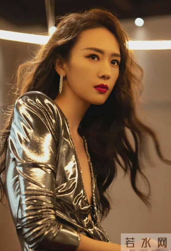 棕色卷发追星！童瑶银色外套耳环,橙色花朵喊累求放过！