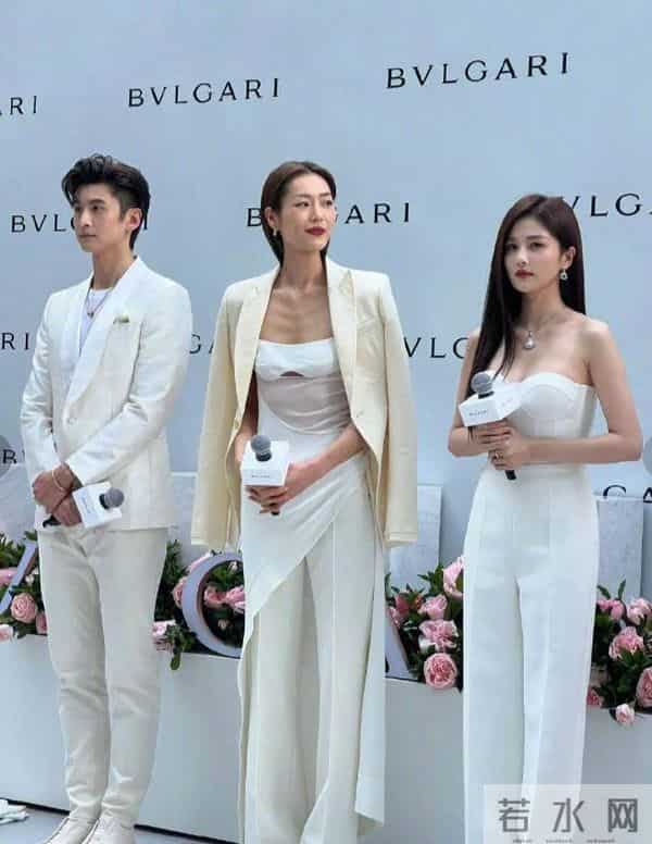 刘雯现身北京活动，深V衬衫配雨靴，扁胸扁屁股好抢眼