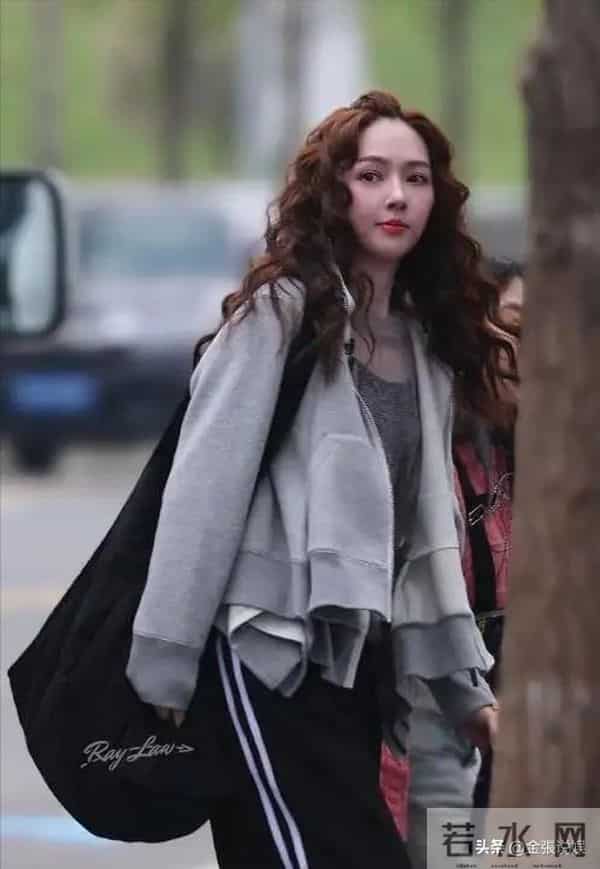 郭碧婷三亚走秀，双目无神被张予曦抢风头，曾曝女儿被同学孤立