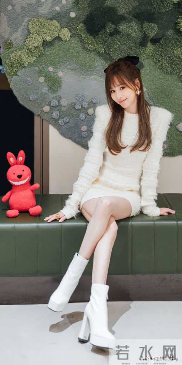 43岁的王心凌，真是越来越会打扮了，2套女人味十足的搭配，真美