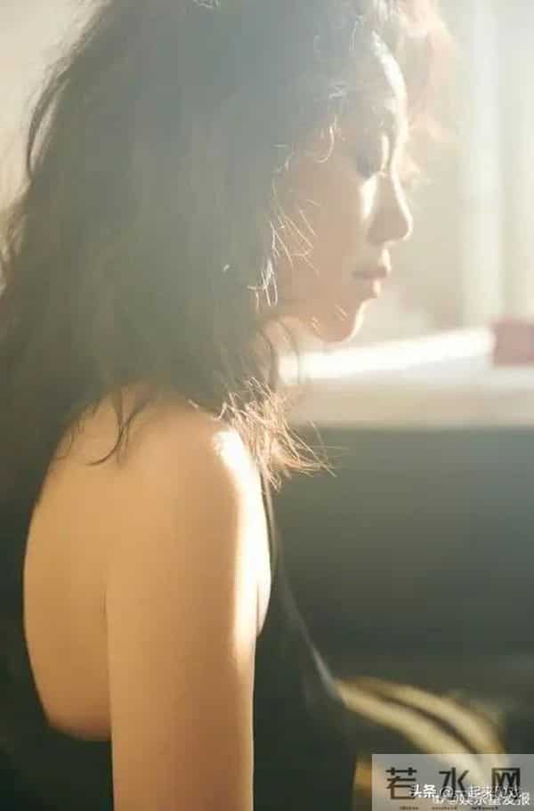 闫妮笑起来的梨涡依旧,眼神清澈明亮,美得如此真实、自然的女神