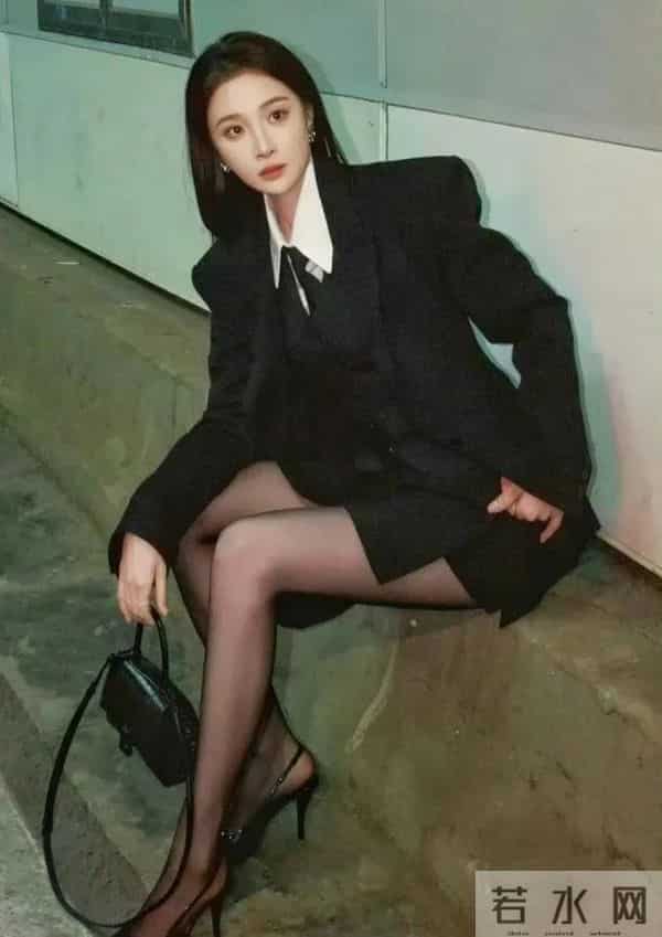 隆妮，白色衬衫黑色西装，黑色丝袜太诱人了