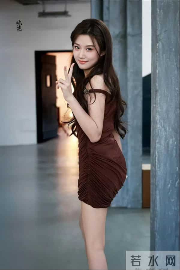 卢昱晓最新物料，归国千金既视感，肤白貌美