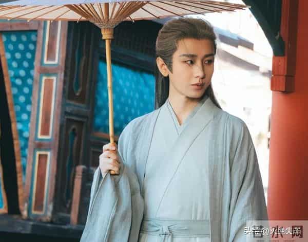 风向变了！35岁成毅拍戏受伤，深夜回应报平安，央媒发文为其撑腰