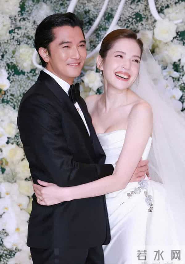 李靓蕾参加许玮甯婚礼,深V长裙抢风头,笑起来嘴很大被嘲讽