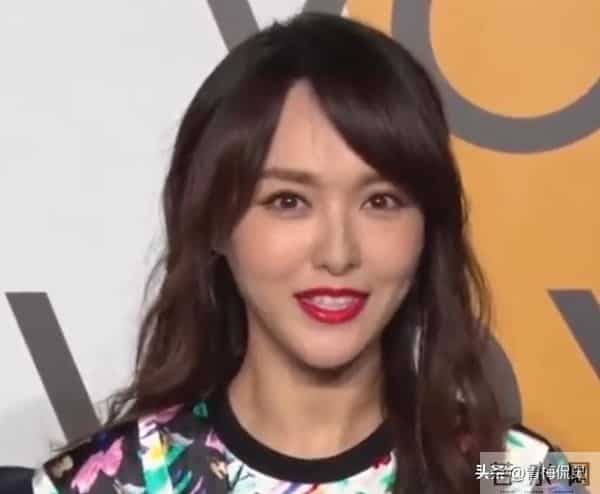 葬礼五天后唐嫣复工，法令纹凹陷状态憔悴，脸肿成发面馒头不敢认