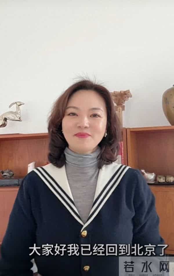 刘芳菲学院风穿搭出镜，卷发搭海军领开衫，优雅又精致