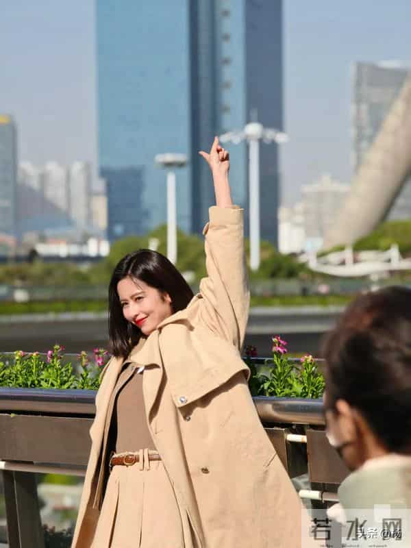 36岁颖儿现身上海，穿着小短裙，露出两条美腿，身材看起来真苗条