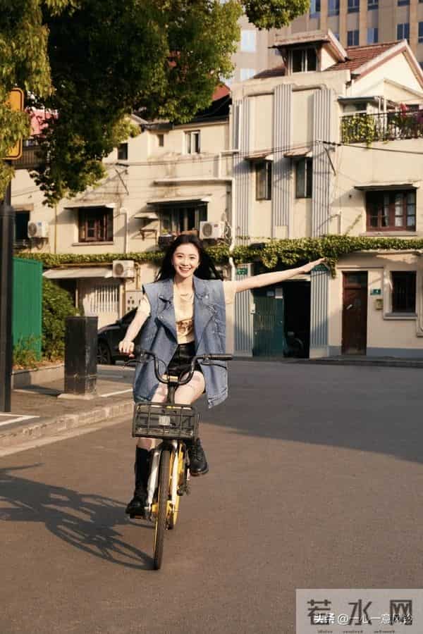 刘浩存街头骑行,甜酷少女感爆棚!