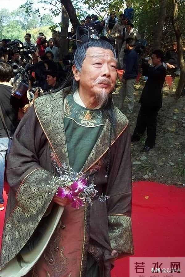 原来他已去世11年，早年恋情精彩52岁才结婚，遗孀比他小23岁