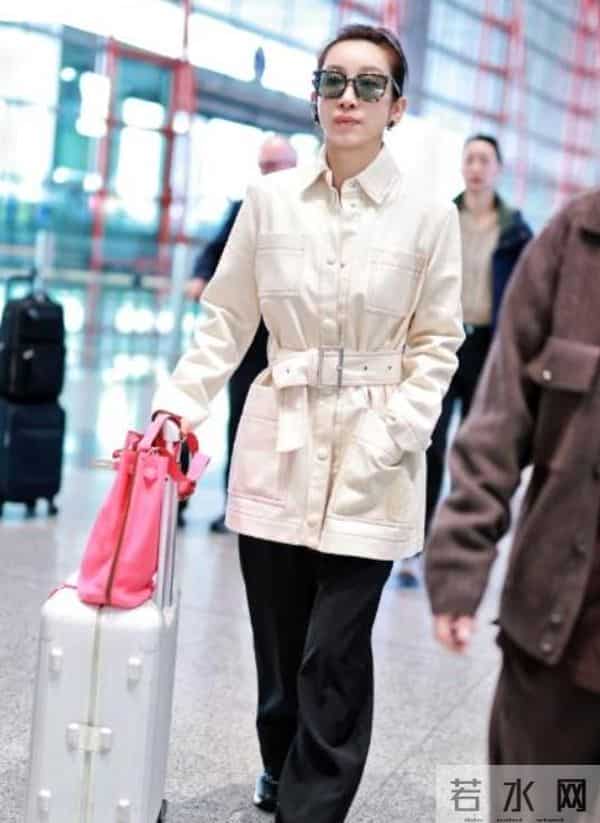 秦海璐机场私服真时髦！穿白色收腰外套+阔腿裤，简约又高级