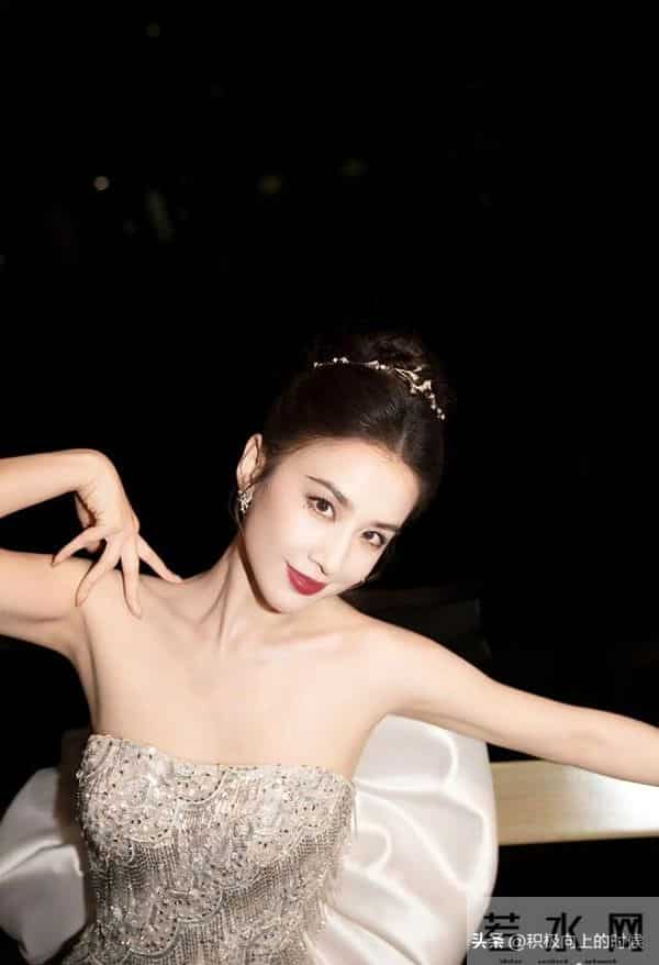 黄圣依｜抹胸高开叉裙子