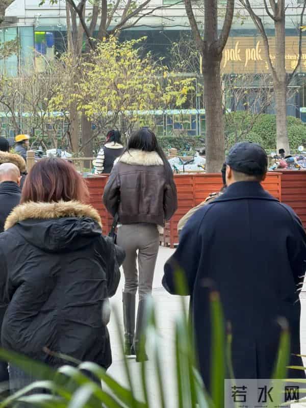 刘雯现身北京活动，深V衬衫配雨靴，扁胸扁屁股好抢眼