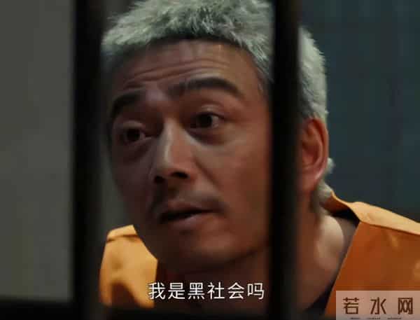 42岁杨烁断崖衰老，生图下脸黑皮松肉垮，走路弯腰驼背没霸总气场