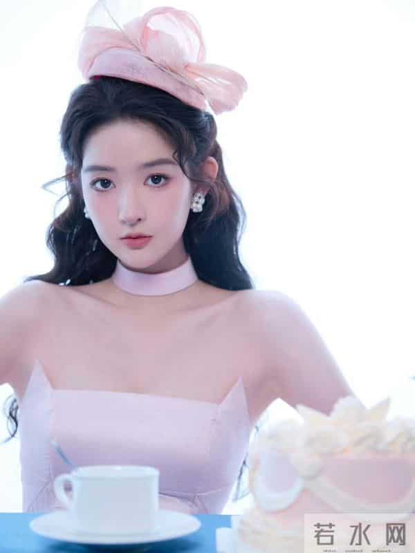 王玉雯抹胸粉粉嫩嫩