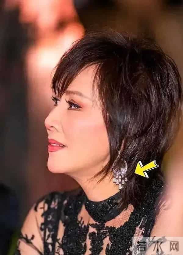 邱淑贞家办庆典，刘嘉玲戴百万耳环，关之琳面容僵硬