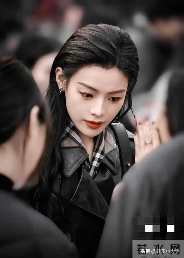 陈丽君现身精品店开幕活动，皮衣配湿发背头，刚柔并济的气质好美