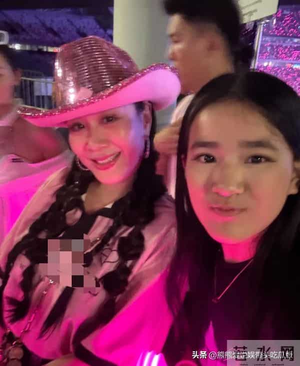 55岁钟丽缇现身新加坡看韩国女团演唱会，穿着粉色上衣，活力满满