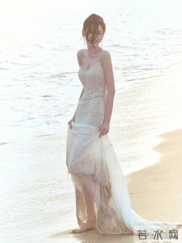 张天爱也太美了！透视吊带裙，身材婀娜多姿
