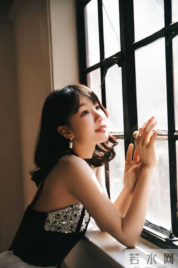 条纹椅撒娇：徐梦洁蓬蓬裙侧头笑