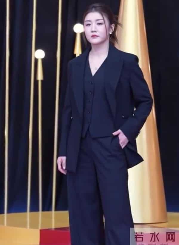 厦门红毯“见光死”，宋轶副乳尴尬，高圆圆皮松肉垮，王丽坤脸胖