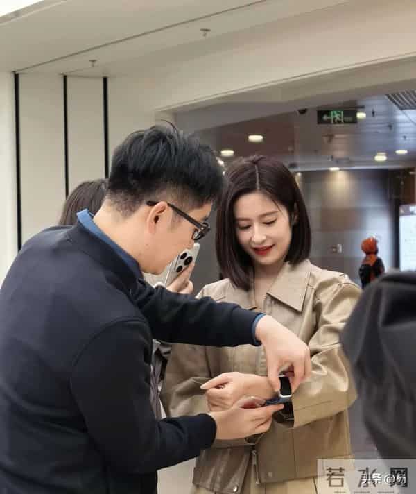 36岁颖儿现身上海，穿着小短裙，露出两条美腿，身材看起来真苗条