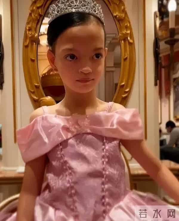 钟丽淇10岁次女生日，搂着患病姐姐切蛋糕，14岁姐姐无法行走说话