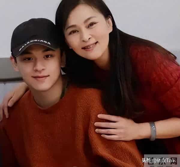 出轨传闻不知真假，反正是净身出户了，连唯一儿子都不愿同他来往