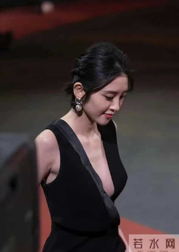 唐艺昕深V秀，美到窒息，张若昀真是好福气