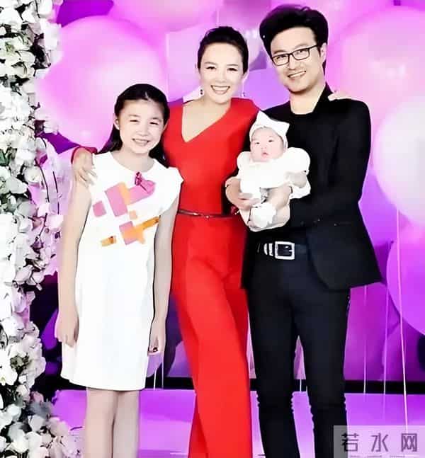 汪峰女儿小苹果早恋，穿沙滩短裤和男友合照，三任后妈章子怡最暖