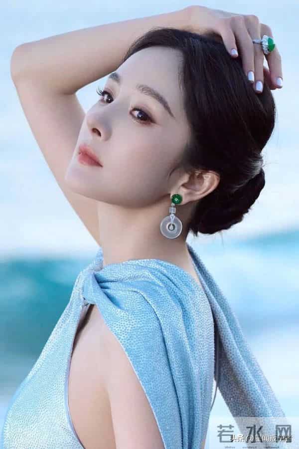 我的天，人间尤物杨幂的少女感真不是吹的，甜妹纯欲天花板