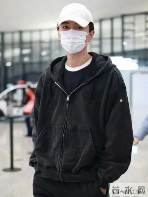 唐嫣现身罗晋父亲葬礼，有3个小细节，透露了俩人如今真实状况