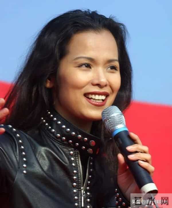 62岁韦唯现状：脊柱断裂已恢复，前夫已死，两个混血儿子回国相伴