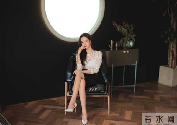 孙允珠『卷曲积云纯雪色透明花纺上衣』