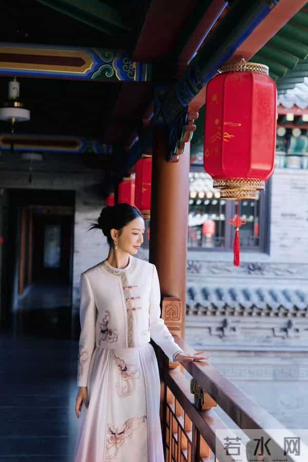 佟丽娅回母校！晒美照庆中戏75周年，依然是校花站C位，靳东也在