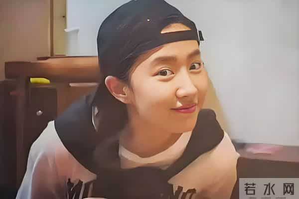 刘亦菲38岁素颜刷屏！斜方肌肿大脸颊饱满，白到发光惊呆网友