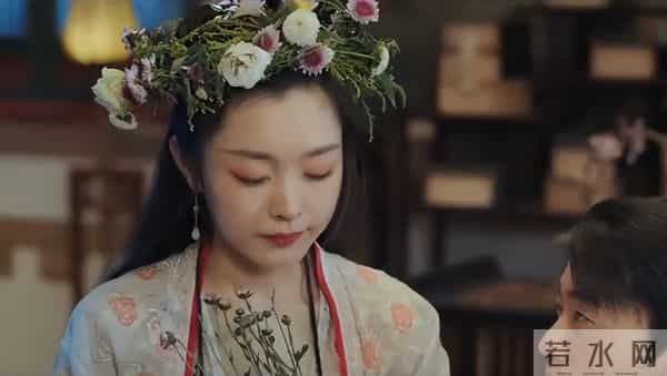 同样是奔三的女星，宋轶深夜素颜白到发光，虞书欣盛装出席被喷丑