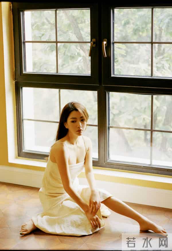 美女演员，刘芮侨的美脚