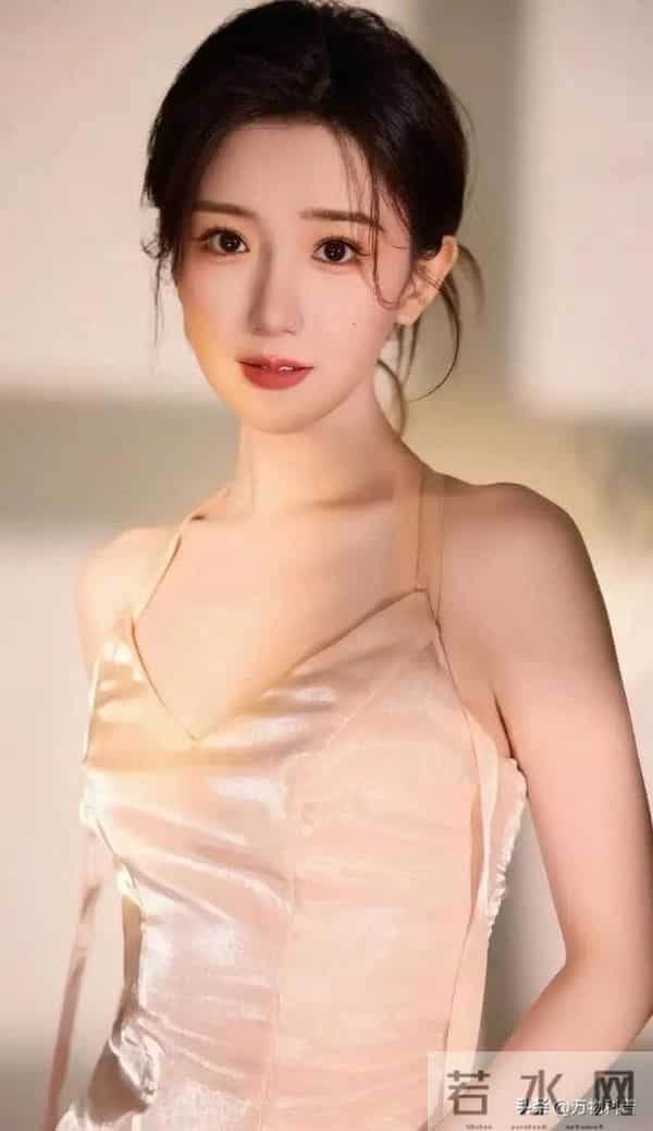 分手8年后，再次官宣喜讯的毛晓彤，已经成陈翔高攀不起的存在