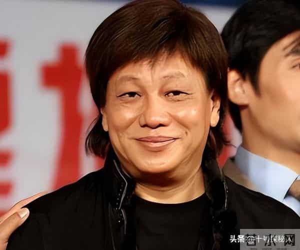 “陈真”梁小龙：定居成都当老板，77岁身手矫健，儿女双全很幸福