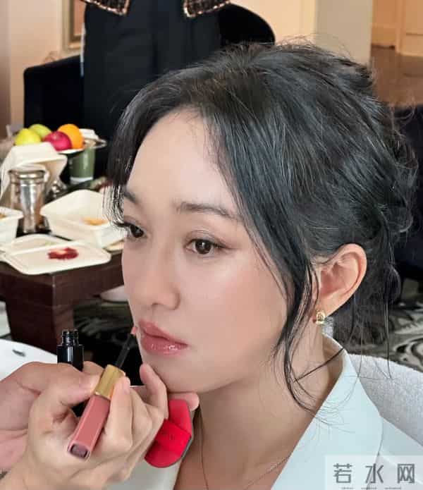 周迅化妆时的照片暴露了她的真实颜值，大眼睛的女星真的容易显老