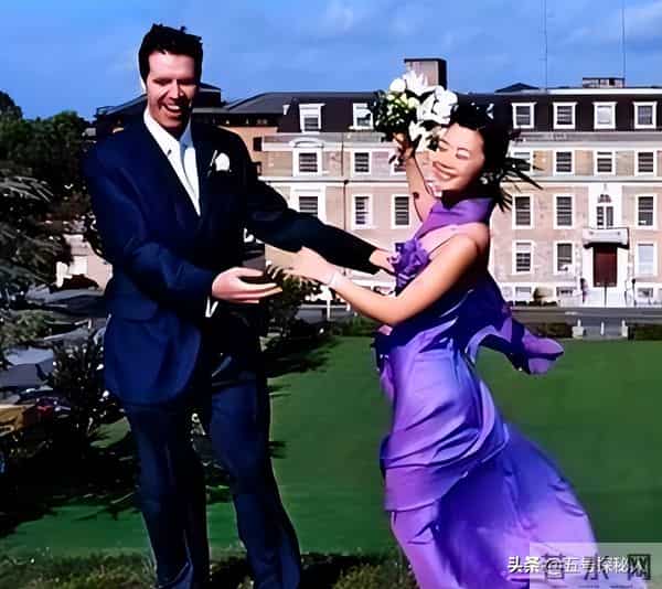 前央视主持人为爱情放弃国籍，走投无路回国捞金，如今过的怎样了