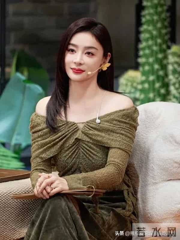 袁姗姗换风格后大变样！穿露肩上衣+丝绒半身裙，高级又洋气！