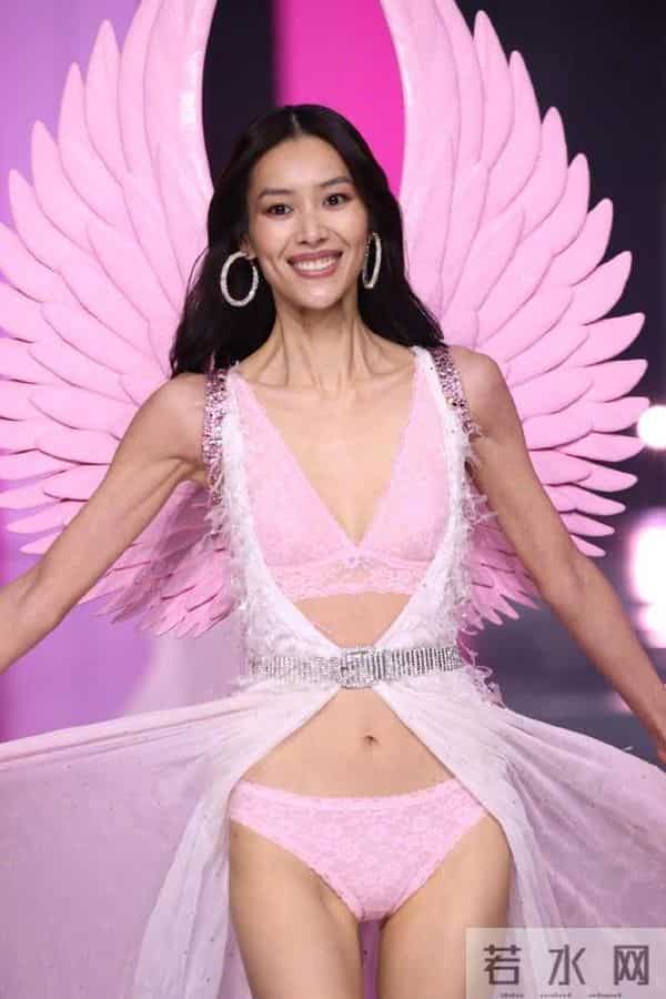 国际超模刘雯逆天大长腿好夸张！魔鬼身材性感火辣