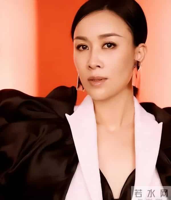 一场生日，戳穿了58岁那英的江湖地位，周深确实一个字都没说错